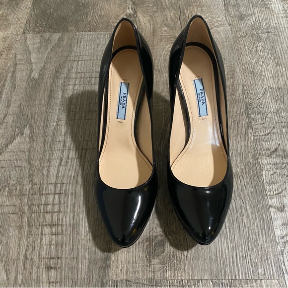 Prada Black Patent Leather Rounded Toe Pumps Size 37 1/2 - Picture 3 of 16